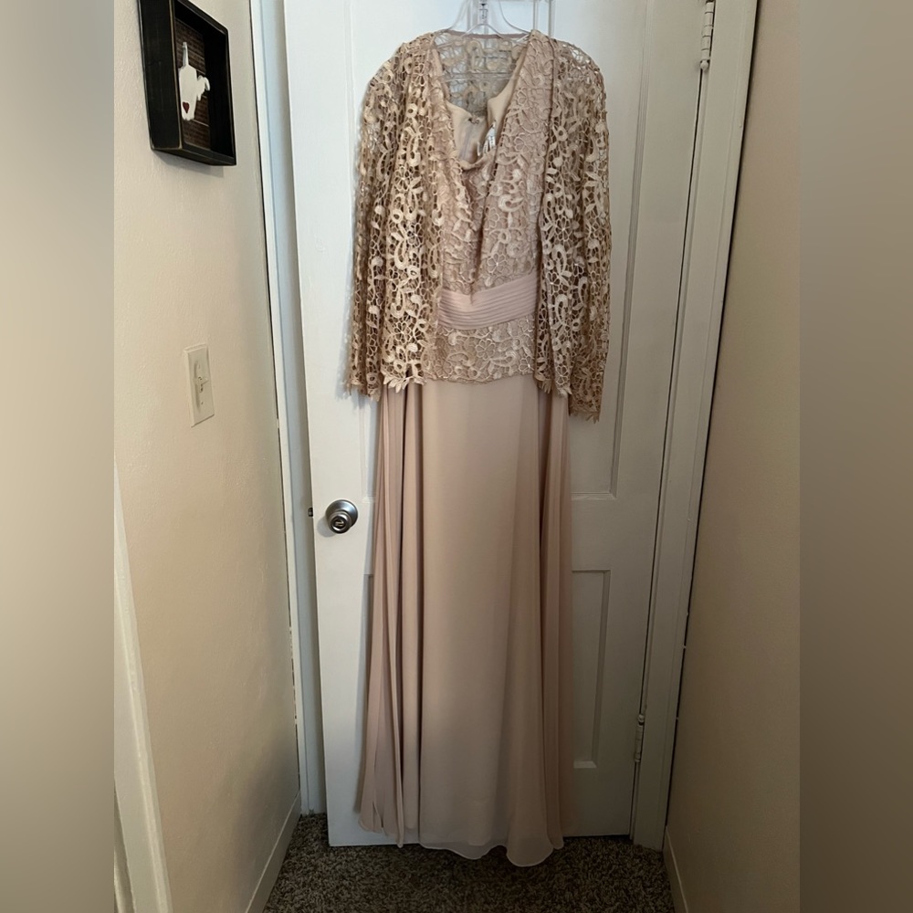 Floor length evening gown, champagne in color tag shows 3X more like a US 16W